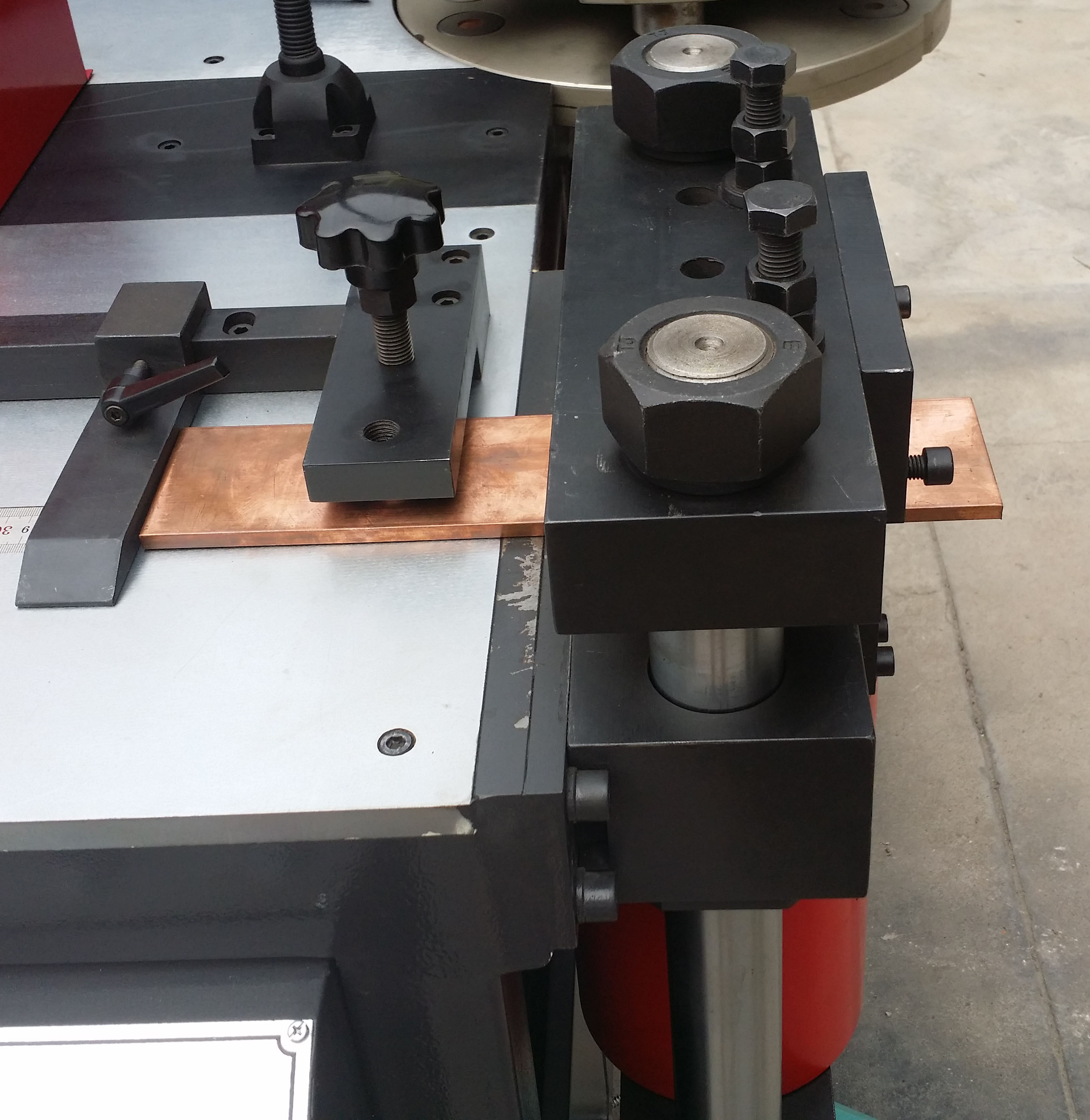 Por que não temos sucata na máquina de corte de barramentos MOTI?